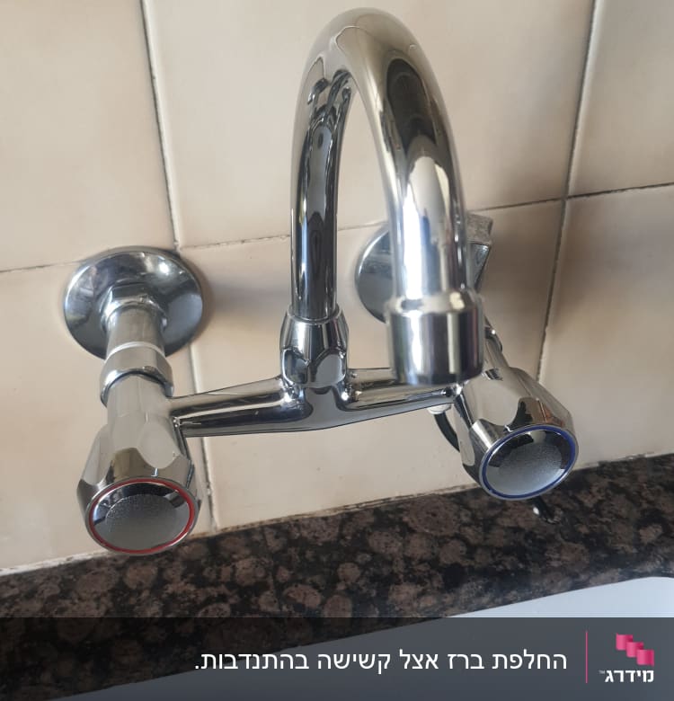 ברז מים כרום עם ידיות חמות וקרות